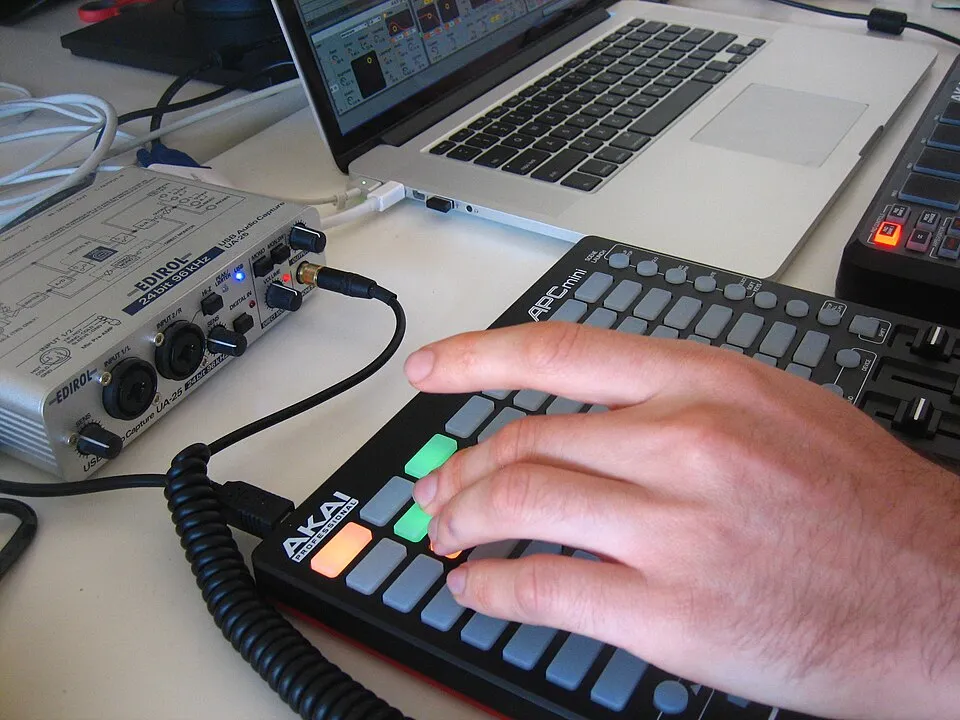 Hình minh họa: Cài Đặt Equalizer Cho Game FPS: Tăng 1-4kHz Để Nghe Rõ Bước Chân Hình minh họa: Cài Đặt Equalizer Cho Game FPS: Tăng 1-4kHz Để Nghe Rõ Bước Chân